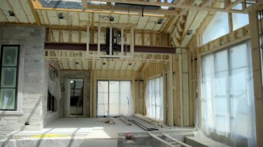 Fiberglas yalıtım malzemesi evin bodrumundaki ahşap duvar çivileri ya da inşaat alanı arasına yerleştirilmiş. Manzarayı kapat. Yüksek kalite 4k görüntü