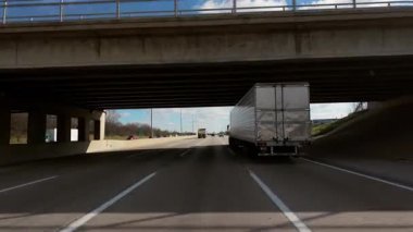Kamyon köprünün altındaki otoyoldan gidiyor. Güzel bir sonbahar banliyösünde kavşağı var. - Evet. - Evet. Yüksek kalite 4k görüntü