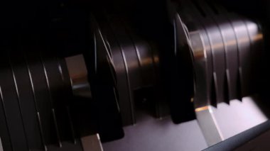 Para sayma makinesinin yakın çekim görüntüsü. Sayaç makine 100 dolarlık Amerikan para banknotlarını hesaplıyor. Ağır çekim. Yüksek kalite 4k görüntü