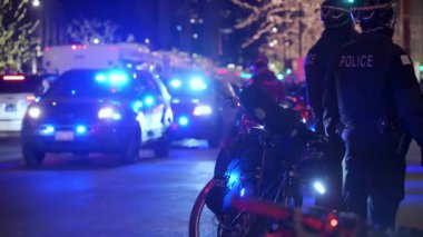 Chicago Polis Departmanı 'nın arabaları geceleri yanıp sönen ışıklarla. Chicago, ABD 24 Şubat 2025. Yüksek kalite 4k görüntü