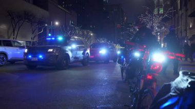 Chicago Polis Departmanı 'nın gece ışıkları açık arabaları. Chicago, ABD 24 Şubat 2025. Yüksek kalite 4k görüntü