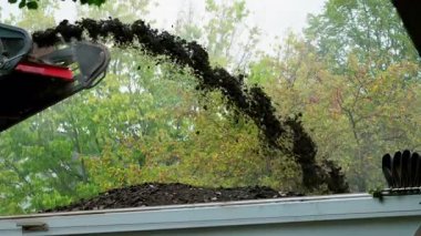 Çöp öğütücü kamyonları, eski asfalt parçalarını yeni bir yüzeyle, eski asfaltı parçalayıcı taşır. Yüksek kalite 4k görüntü