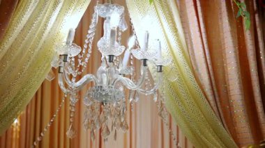 Kutlama salonunun tavanında asılı duran kristal dekor lambası. Yüksek kalite 4k görüntü