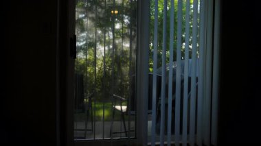 Bahçenin arka bahçesindeki evin penceresinden panjurlarla manzarası. - Evet. Yüksek kalite 4k görüntü