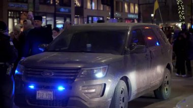 Chicago Polis Departmanı 'nın arabasında gece ışıklar yanıyordu. Ukrayna 'nın Rus istilasına karşı gösteri sahnesi. Chicago, ABD 24 Şubat 2025. Yüksek kalite 4k görüntü