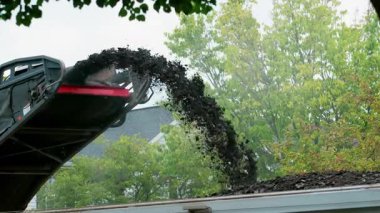 Yıkılmış yol yüzeyindeki eski asfaltı atmak için Shredder nakliye araçlarının yerine yeni bir yüzey, eski asfaltı parçalayıcı taşır. Yüksek kalite 4k görüntü