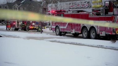 Bulanık sarı suç mahalli çapraz şeridi şehir çevresi boyunca yayılarak soruşturma için yasak bölgeye işaret ediyor. Arka planda yanıp sönen ışıklar var. Yüksek kalite 4k görüntü