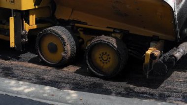 Banliyö bölgesindeki yeni asfalt yolun yol çalışması. Asfalt kaldırım taşı taksiti. Yüksek kalite 4k görüntü