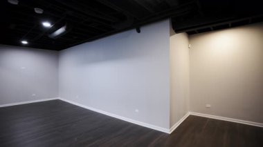 Tamirden sonra iç mekan elementi, bodrumdaki duvar köşesi, geniş kamera görüntüsü. Yüksek kalite 4k görüntü
