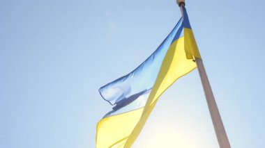 Bayrak direğinde Ukrayna bayrağı. Ukrayna bayrağının yavaşça dalgalanan gökyüzü mavi ve sarı ulusal renkler. Yüksek kalite 4k görüntü