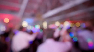Dans eden ve kutlama partisinde neon ışıkları tutan bir grup insan. Yavaş çekim. Yüksek kalite 4k görüntü