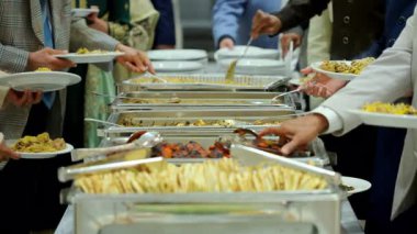  Konuklar, etkinliklerde çeşitli lezzetli yiyeceklerle birlikte açık büfenin tadını çıkarıyorlar. - Evet. Yüksek kalite 4k görüntü