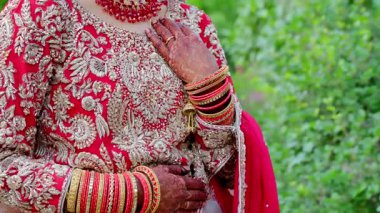 Bide ellerini bağlıyor. Geleneksel Hint kıyafetleri giyiyor. Hindu düğünü unsurları. Kapatın. Yüksek kalite 4k görüntü