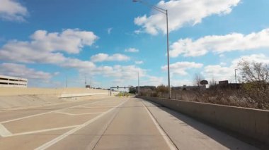 Otobanın yanındaki yan yolda güzel bir mevsim değişiminde geçiş ücreti sistemi var. Yüksek kalite 4k görüntü