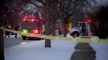 Bulanık sarı suç mahalli çapraz şeritli şehir çevresi boyunca uzanan ve soruşturma için yasak bölge anlamına gelen şerit. Arka planda yanıp sönen ışıklar var. Yüksek kalite 4k görüntü