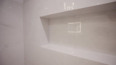 Modern Tuvalet 'in elementleri. Modern banyoda süslü beyaz duş duvarları. Manzarayı kapat. Yüksek kalite 4k görüntü