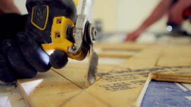 Elektrikli testere, elektrikli marangozluk aletleri. Adam inşaat alanında kontrplak kesiyor. Yüksek kalite 4k görüntü