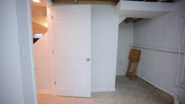 Binanın tavanında direkler ve metal borularla sistem iletişimi olan modern bodrum katı. Stabil atış. Yüksek kalite 4k görüntü