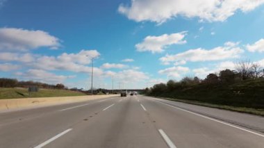 Güneşli bir günde banliyöde kavşakları olan serbest otoyol. - Evet. Yüksek kalite 4k görüntü