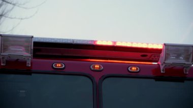 Şehir caddesinde yangın söndürme aracı ışıkları stabil. - Evet. Yüksek kalite 4k görüntü