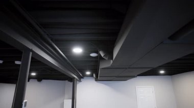 Elektrik ve Hvac hava sistemleri modern binanın tavanındaki kutuplar ve metal borularla iletişim kuruyor. Stabil atış. Yüksek kalite 4k görüntü