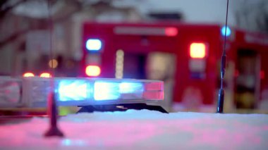 Şehir caddesinde polis arabasının ve acil durum aracı ışıklarının stabil görüntüsü. - Evet. Yüksek kalite 4k görüntü