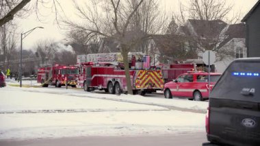 Şehir caddesi boyunca parlayan ışıkları olan birçok acil durum aracı var. Dikiz aynası. Naperville lL ABD. 02 Şubat 2025. Yüksek kalite 4k görüntü