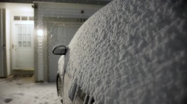 Kar fırtınası gecesi kar yağarken park halindeki arabayı çekiyoruz. Yüksek kalite 4k görüntü