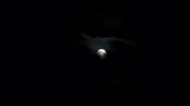Bulutlu gece gökyüzünde dolunaya bak. Korkunç bir atmosfer. - Evet. Yüksek kalite 4k görüntü