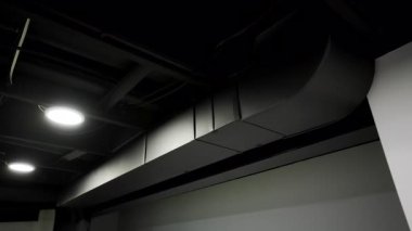 Elektrik ve Hvac hava sistemleri binanın tavanındaki kutuplar ve metal borular ile iletişim kuruyor. Stabil atış. Yüksek kalite 4k görüntü