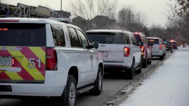 Şehir caddesi boyunca yanıp sönen ışıkları olan bir sürü acil durum aracı var. Dikiz aynası. Naperville lL ABD. 02 Şubat 2025. Yüksek kalite 4k görüntü