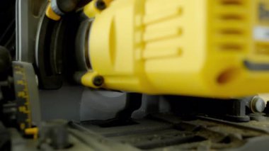 Elektrikli testerenin yakın çekimi, elektrikli marangozluk aletleri. İnşaat alanındaki kontrplak kesme işlemi. Yüksek kalite 4k görüntü