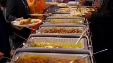  Konuklar parti organizasyonunda çeşitli lezzetli yiyeceklerle birlikte açık büfenin tadını çıkarıyorlar. - Evet. Yüksek kalite 4k görüntü