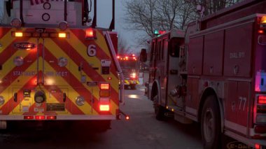 Şehir caddesinde yangın acil durum araçlarının sabit görüntüsü. Naperville lL ABD. 02 Şubat 2025. Yüksek kalite 4k görüntü