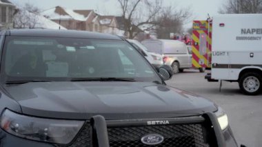 Şehir caddesi boyunca parlayan ışıkları olan bir sürü acil durum ve polis aracı var. Dikiz aynası. Naperville lL ABD. 02 Şubat 2025. Yüksek kalite 4k görüntü