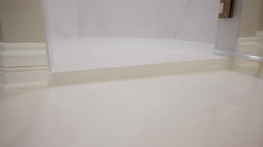 Modern Tuvalet 'in elementleri. Modern banyoda beyaz duş zemini. Manzarayı kapat. Yüksek kalite 4k görüntü