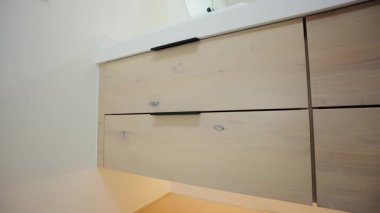 Modern Tiled Banyo. Duvara monte edilmiş. Yüzer banyo. Kamera görüntüsünü değiştir. Yüksek kalite 4k görüntü