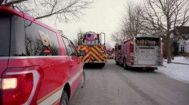 Şehir caddesinde yangın acil durum araçlarının sabit görüntüsü. Dikiz aynası. Naperville lL ABD. 02 Şubat 2025. Yüksek kalite 4k görüntü