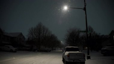 Karlı kış gecelerinde elektrik direğinin altında kamyonun çekimini yapmak. Yüksek kalite 4k görüntü