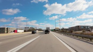 Köprü yakınındaki otoyolda trafik vardı. Kenar mahallelerde kavşak vardı. Naperville lL 'de. 15 Mart 2025. Yüksek kalite 4k görüntü