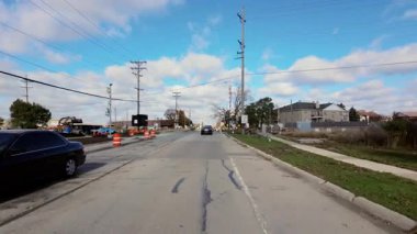 Devriye aracı, demiryolu hattını kesen cadde boyunca ilerleyen araçtan ateş etmiş. Sıcak ve güzel. Naperville lL 'de. 15 Mart 2025. Yüksek kalite 4k görüntü