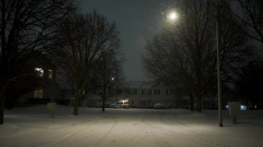 Kar fırtınası gecesinde karla kaplı yerleşim sokağının stabil görüntüsü. Yüksek kalite 4k görüntü