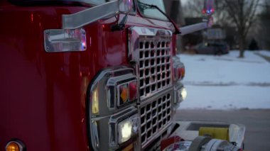 Park halindeki itfaiye aracındaki acil durum ışıklarının sabit görüntüsü. - Evet. Yüksek kalite 4k görüntü