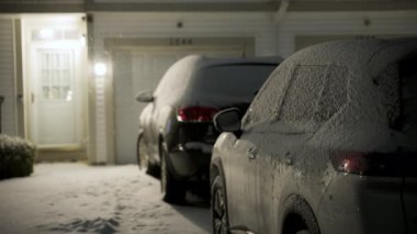 Kış gecesi karla kaplı park halindeki arabaları çekiyoruz. Yüksek kalite 4k görüntü