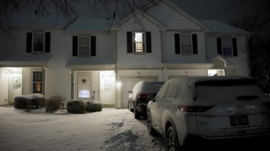 Kış gecesi ışıklarıyla kasaba evini çekiyoruz. Yüksek kalite 4k görüntü