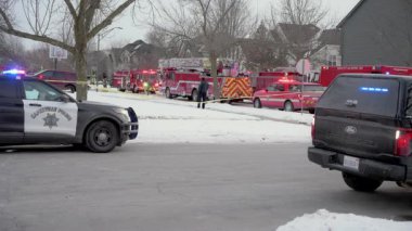 Şehir caddesi boyunca parlayan ışıkları olan bir sürü acil durum aracı var. Dikiz aynası. Naperville lL ABD. 02 Şubat 2025. Yüksek kalite 4k görüntü