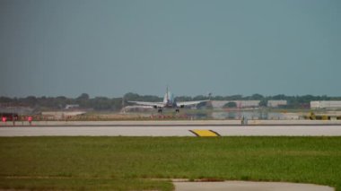 Uçak güneşli bir günde havaalanına iniyor. Yavaş çekim. Yüksek kalite 4k görüntü