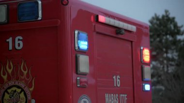 İtfaiye aracında nadir görülen bir acil durum ışığı görüntüsü. Arka manzara. Naperville IL ABD. 02 Şubat 2025. Yüksek kalite 4k görüntü