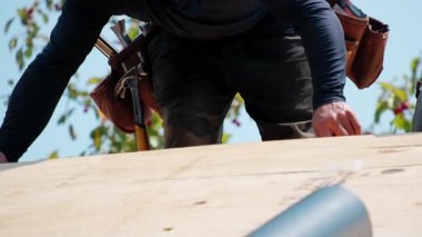 Roofer mezurayla ölçüyor. Bir eve yeni bir çatı kurmak. İş unsurları. Yüksek kalite 4k görüntü