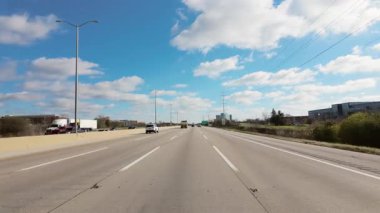 Güneşli bir günde banliyöde bedava otoyol. - Evet. Yüksek kalite 4k görüntü